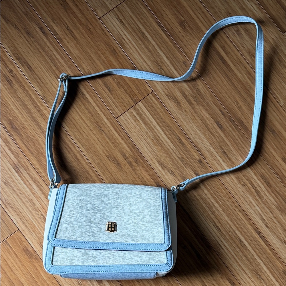 🌷 Tommy Hilfiger Crossbody Bag
